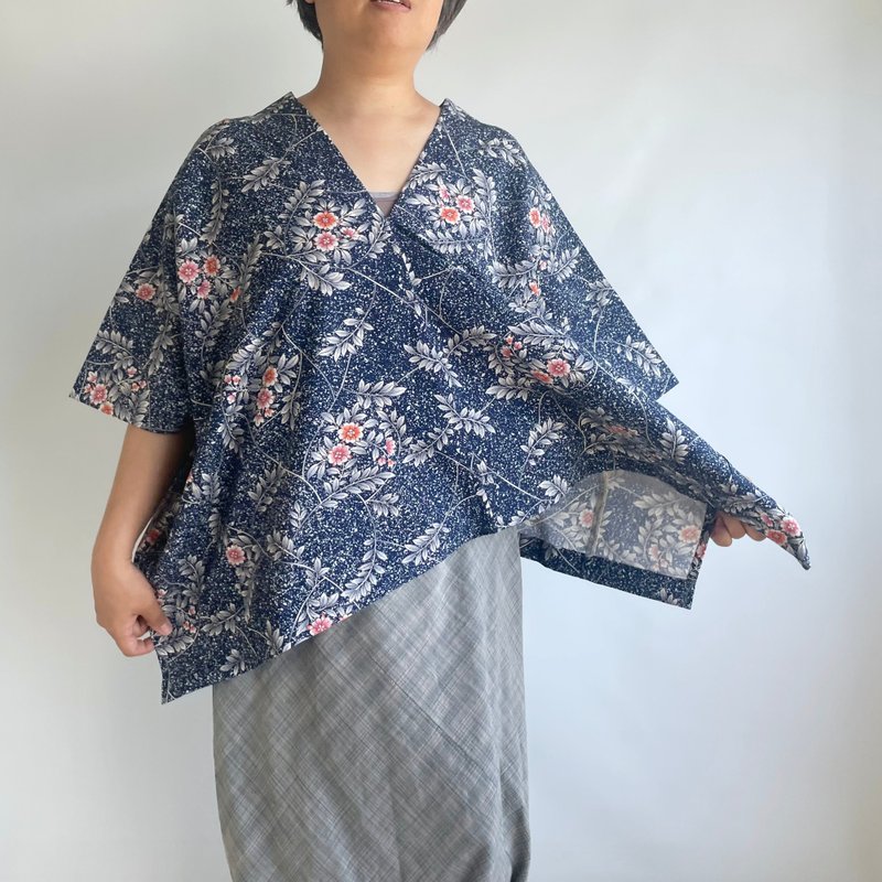 [独一无二] 垂直宽套头衫 - 羊毛和服布料，小图案，海军蓝配红色花痴和叶子 & 棉布，浅灰色浅蓝色 - 女装上衣 - 羊毛 蓝色