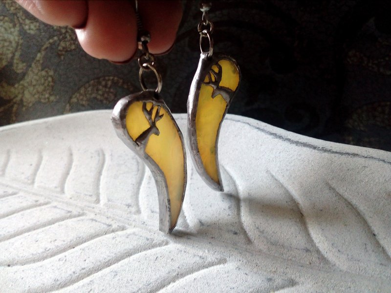 Tiny beige Glass DEER earrings. deer antler earrings. deer head earrings - 耳环/耳夹 - 玻璃 卡其色