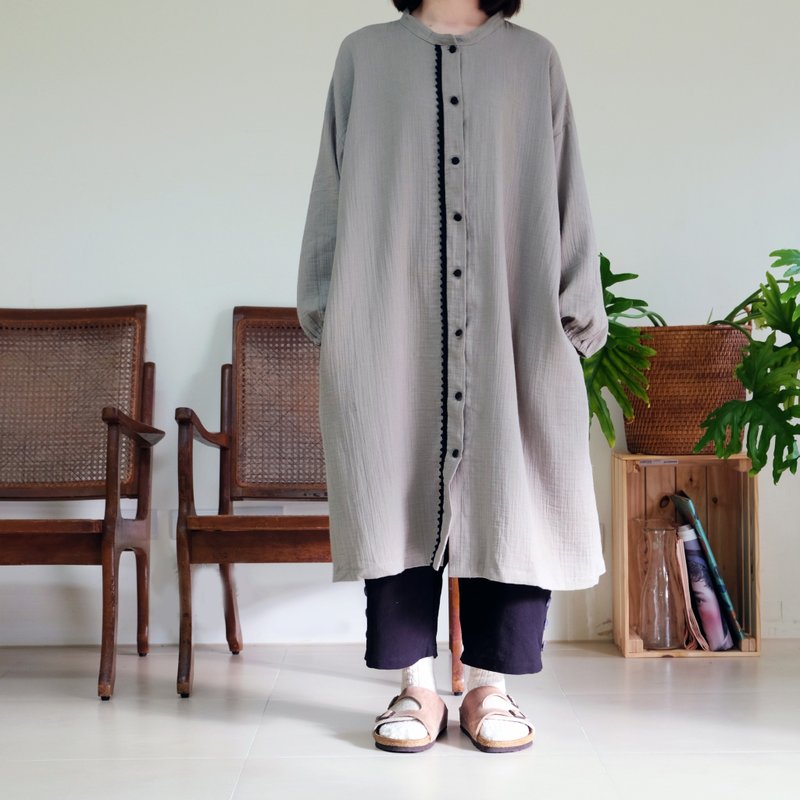 灰杏色小花苞袖 亨利领长版衬衫 - 女装上衣 - 棉．麻 灰色