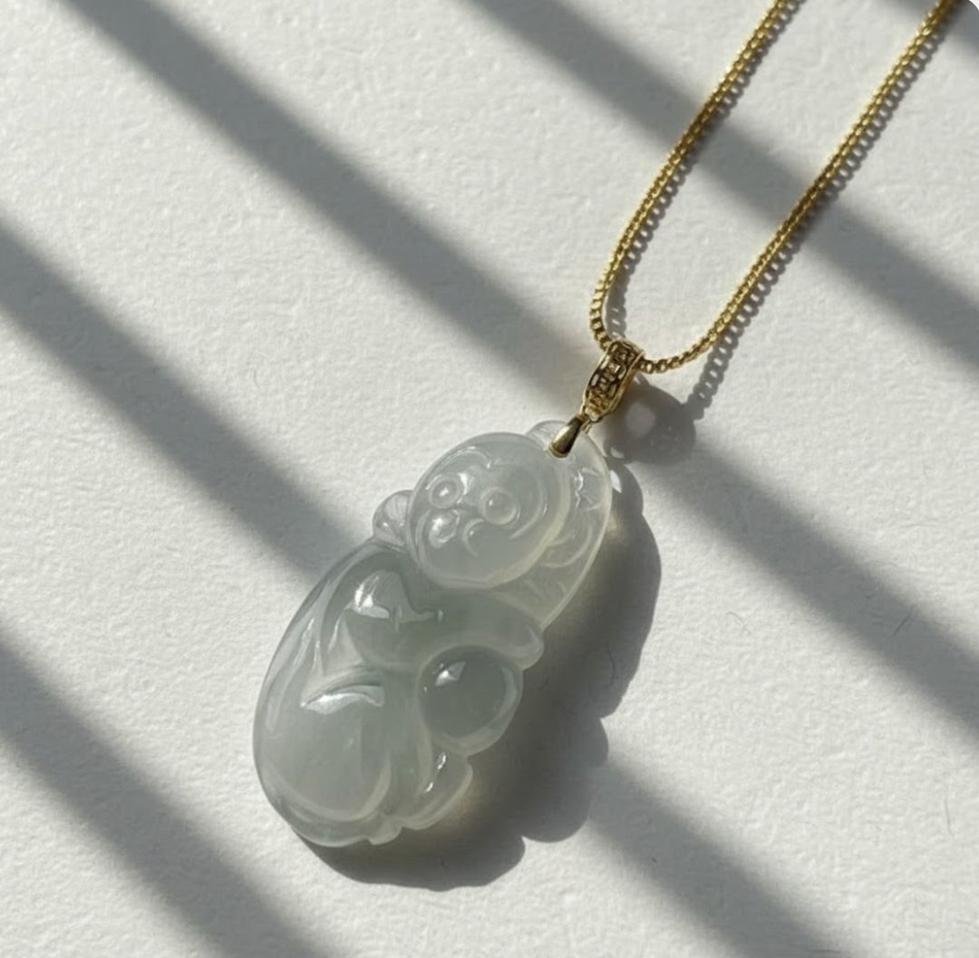 【好彩头】冰种翡翠猴采桃项链 18K 金坠头 | 天然缅甸玉翡翠 A 货 - 项链 - 玉石 白色