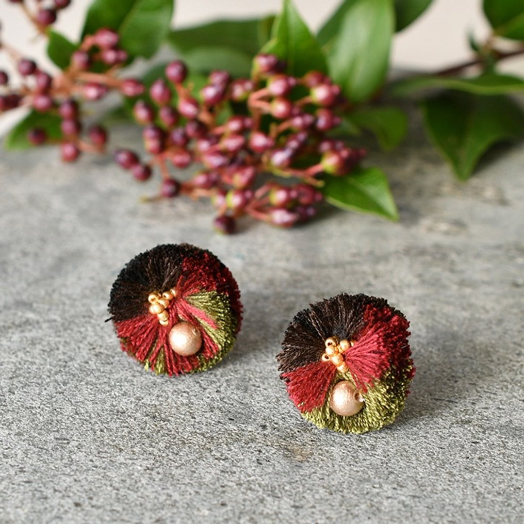 Pompon tassel earrings/Black - 耳环/耳夹 - 其他材质 黑色