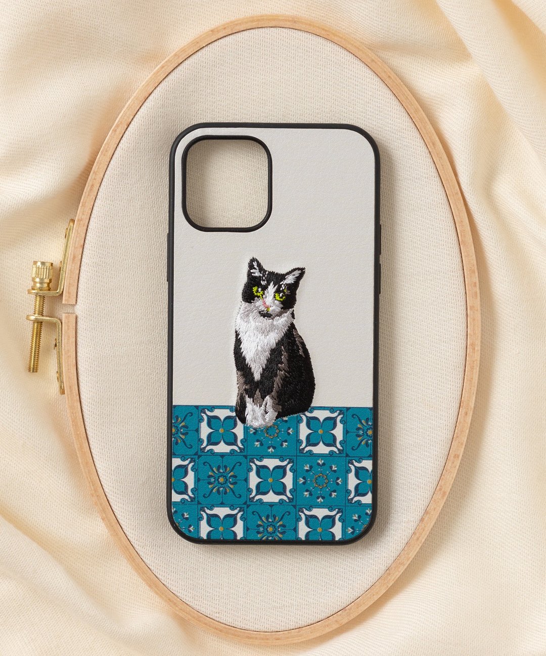 立體刺繡手機殼 iPhone 12/12pro PBAT PU合成皮革 猫咪x浅灰 - 手机壳/手机套 - 聚酯纤维 多色