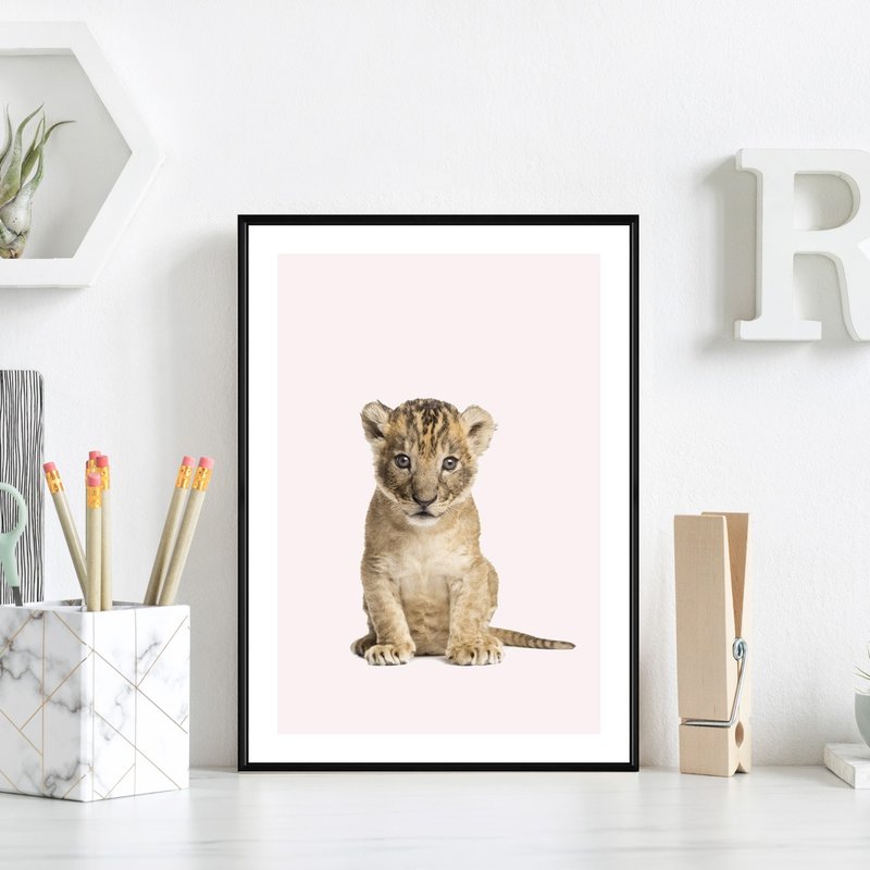 狮子宝宝 - 可爱萌感狮子挂画/儿童房装饰/边柜摆设/动物家居布置 - 海报/装饰画/版画 - 棉．麻 粉红色