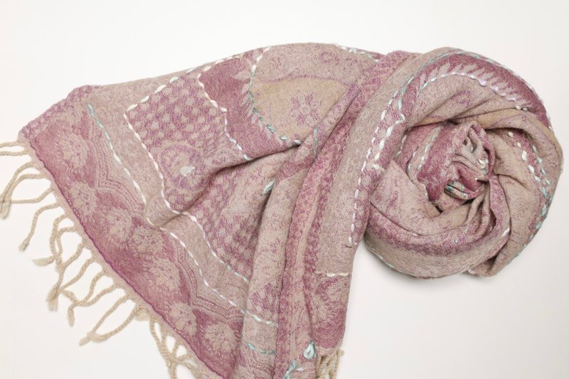 【母亲节礼物】喀什米尔水煮羊毛手工刺绣围巾披肩粉红格纹温柔风 - 围巾/披肩 - 羊毛 粉红色