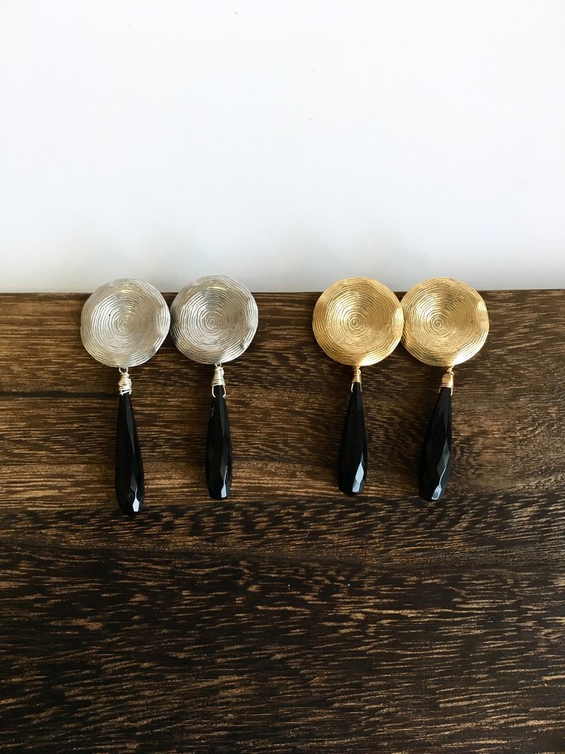 Onyx and brass motif earring - 耳环/耳夹 - 半宝石 黑色