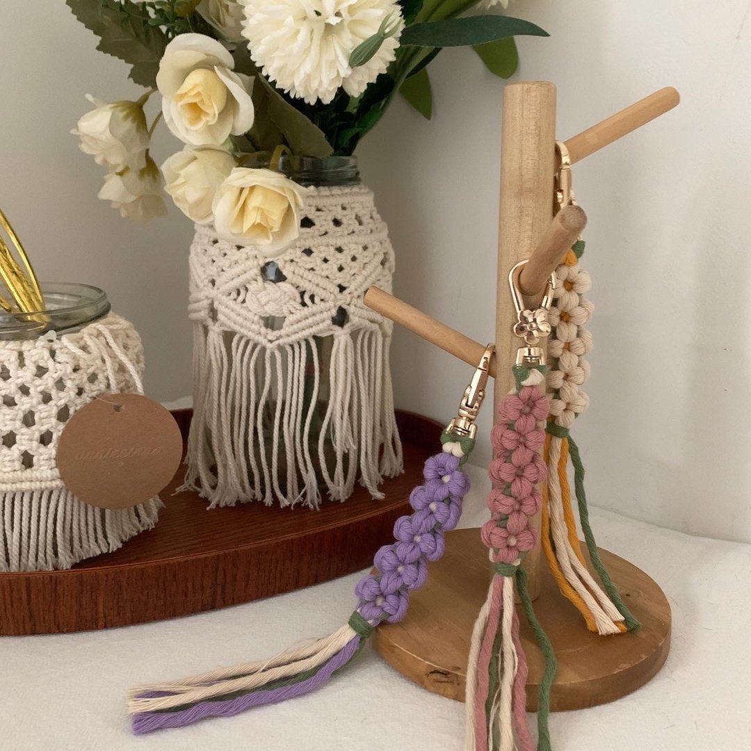 Macrame 编织可爱小花流苏钥匙圈 - 钥匙链/钥匙包 - 棉 白色