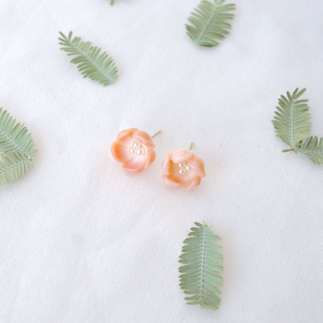 【14 KGF】 Shell flower earrings - 耳环/耳夹 - 其他金属 粉红色