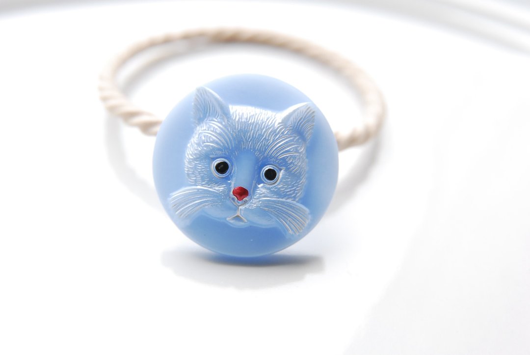 猫咪图案捷克玻璃钮扣发圈 浅蓝x米白 - 发饰 - 玻璃 蓝色