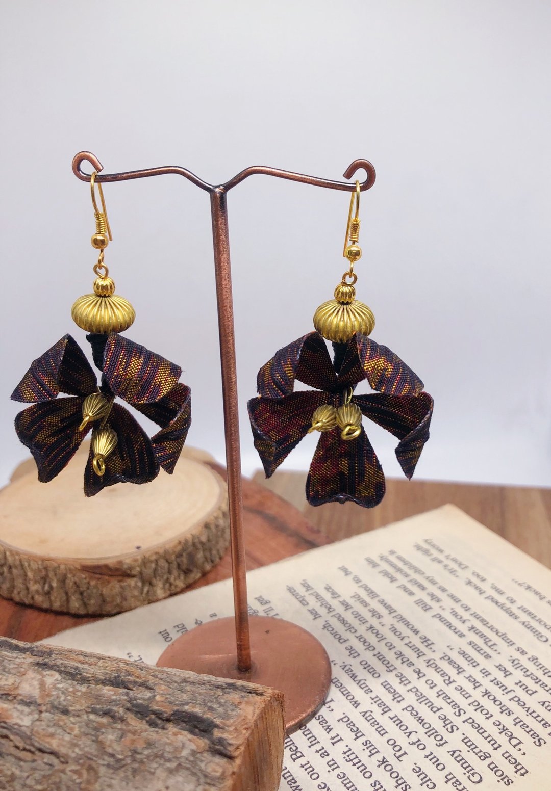 Thai silk earrings - 耳环/耳夹 - 丝．绢 咖啡色