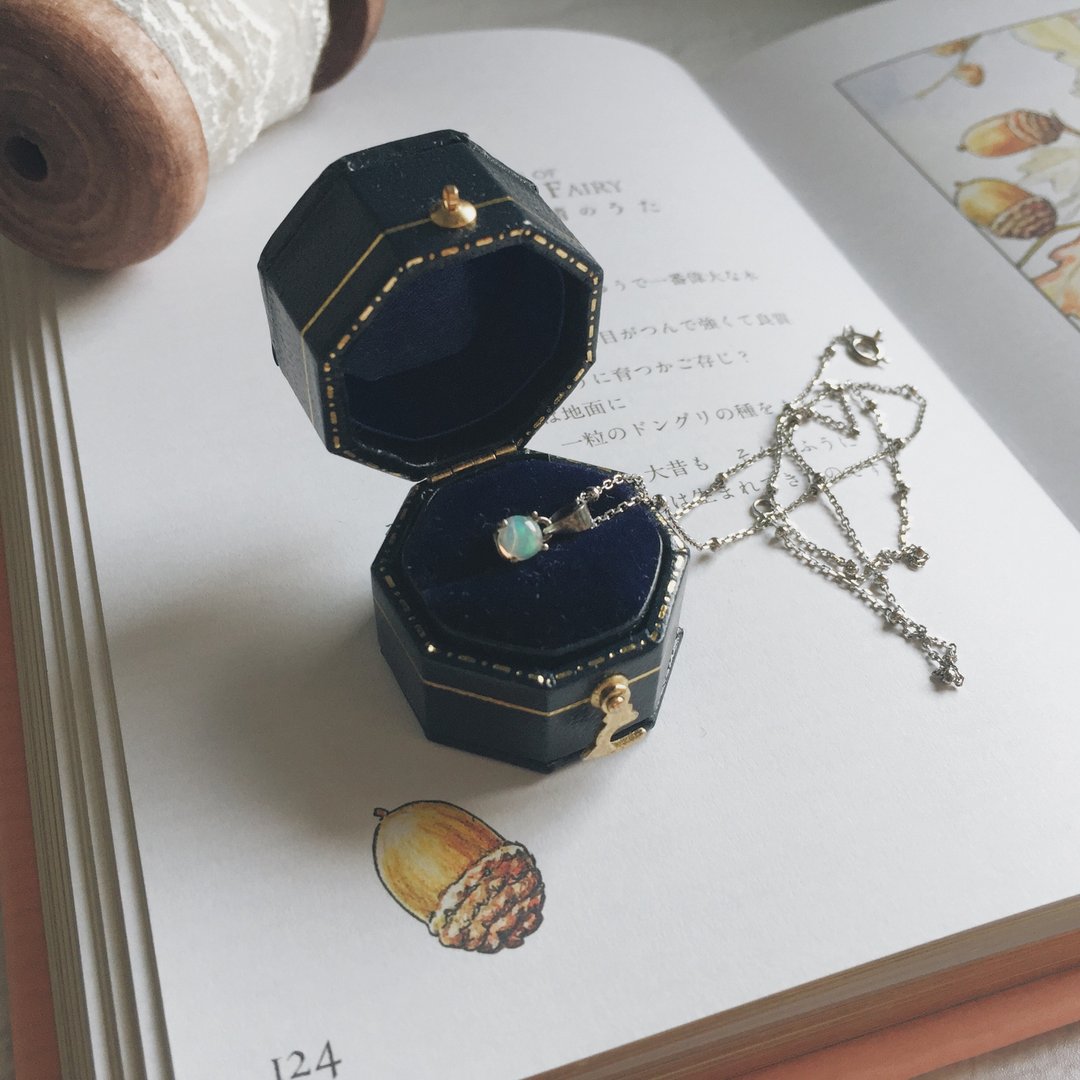 Enko | 坐在圣卡洛斯城堡 蛋白石 925银锁骨项链 - 项链 - 半宝石 白色