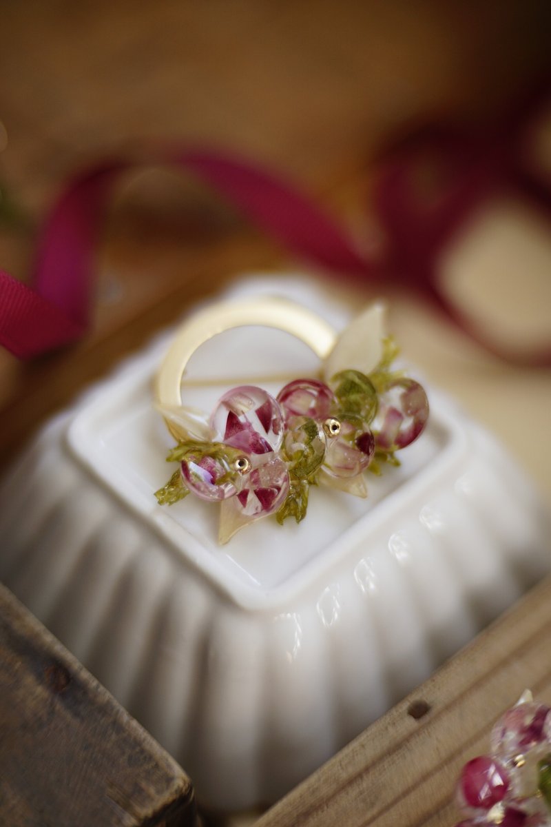 Larmes - Snow Globe Brooch 花之泪光 心口针订制 - 胸针 - 植物．花 红色