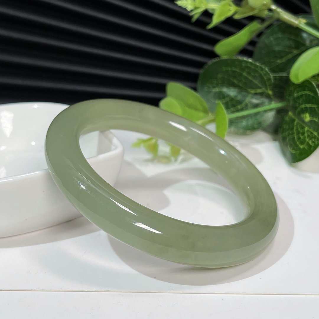 和田玉手镯56MM 湖水绿偏晴水飘微微糖花玉手环 附证书 细腻温润 - 手链/手环 - 玉石 绿色