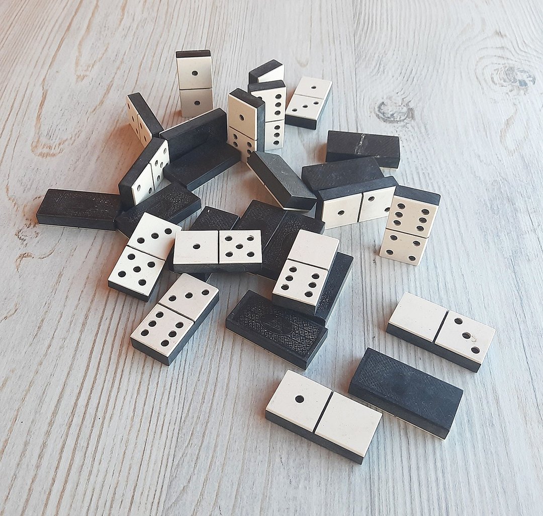 Soviet Ukraine Dnepropetrovsk dominoes set vintage domino white black tiles - 桌游/玩具 - 塑料 白色