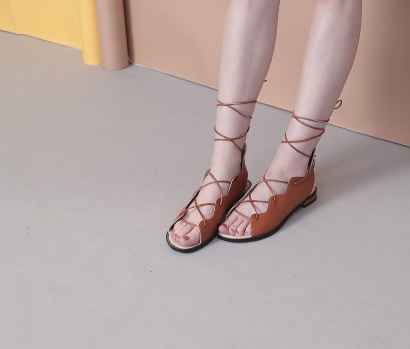 缠绕交错 棕色罗马细绳后挖空 真皮绑带凉鞋 - 男女凉鞋 - 真皮 咖啡色