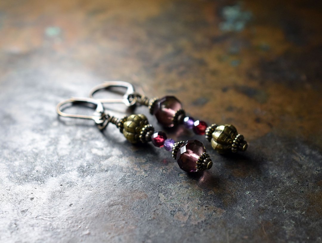 Uranium glass and Temari brass, garnet and amethyst ansymmetry earrings - 耳环/耳夹 - 玻璃 紫色