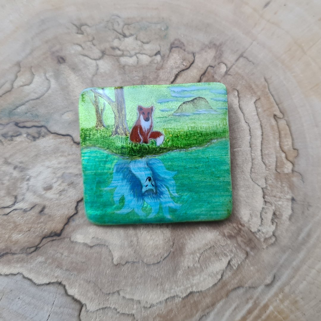 Kitsune brooch, real oil painting miniature on mother of pearl. Kitsune fox pin - 胸针 - 其他材质 多色