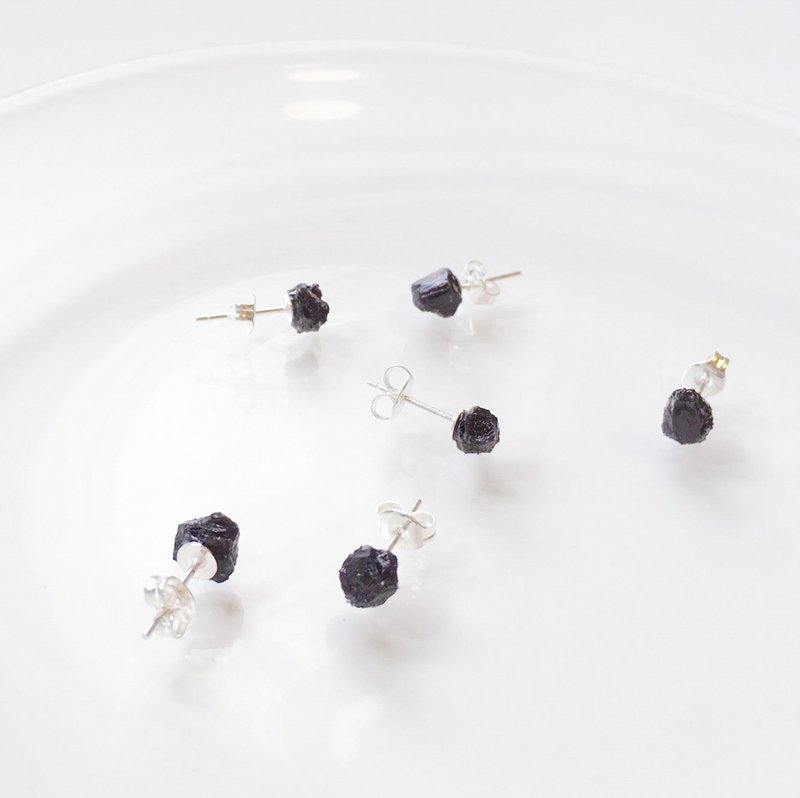 / 小金平 / 黑碧玺925纯银原石耳环 - 耳环/耳夹 - 水晶 黑色