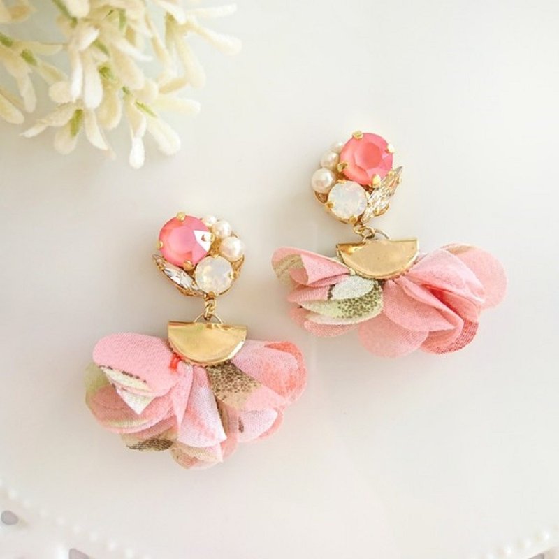 Chiffon flower and bijou Clip-On, earrings (pink) - 耳环/耳夹 - 其他金属 粉红色