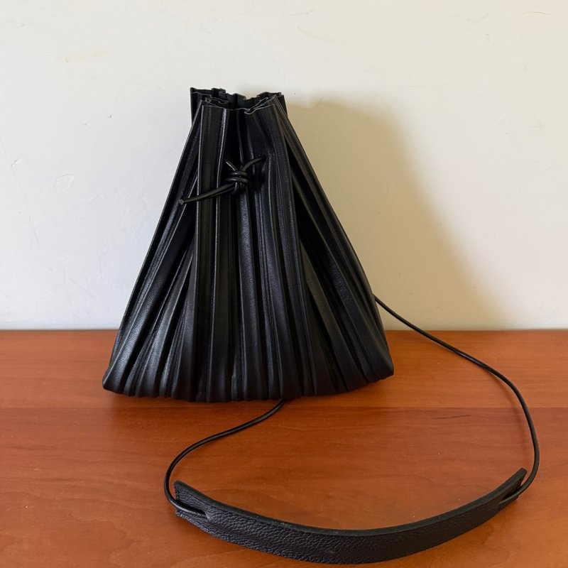 小众百褶绵羊皮小挎包 - 侧背包/斜挎包 - 真皮 黑色