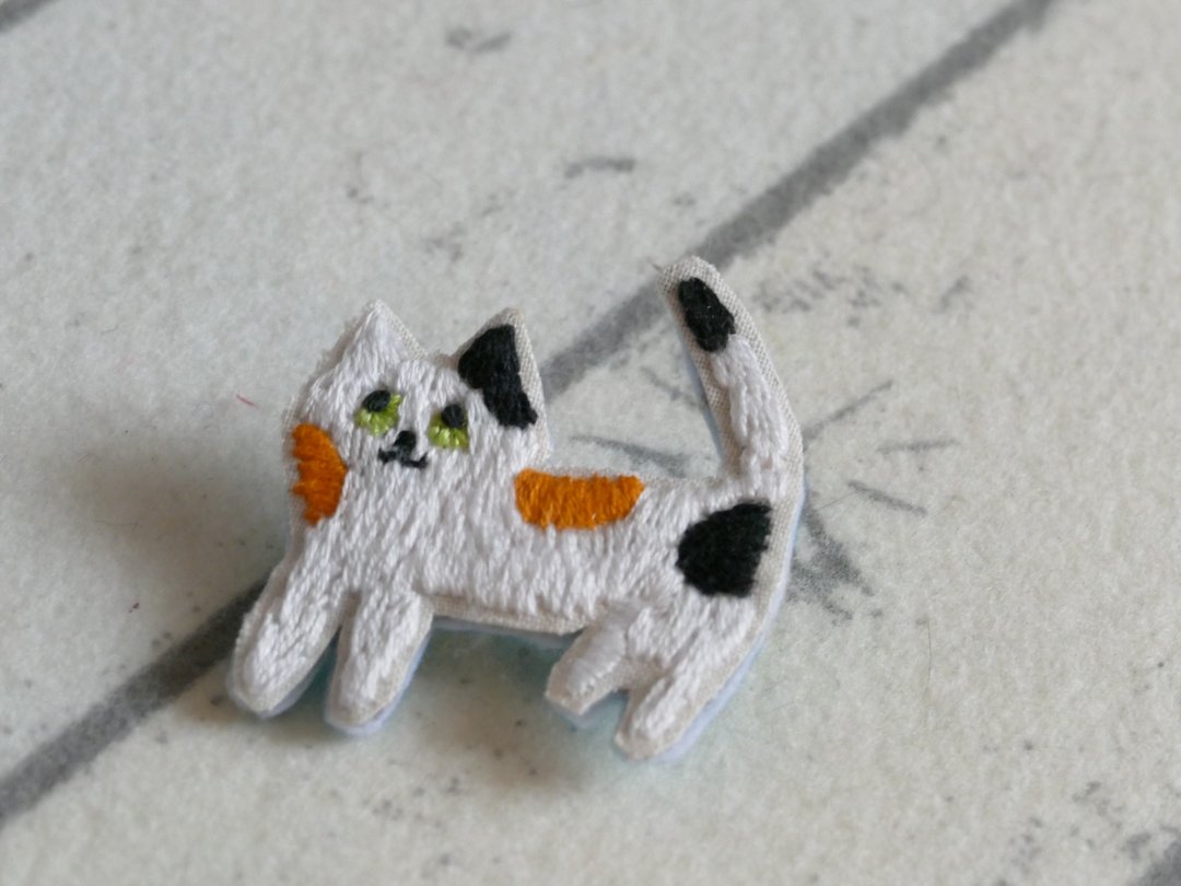 Embroidered brooch cat calico cat - 胸针 - 棉 橘色