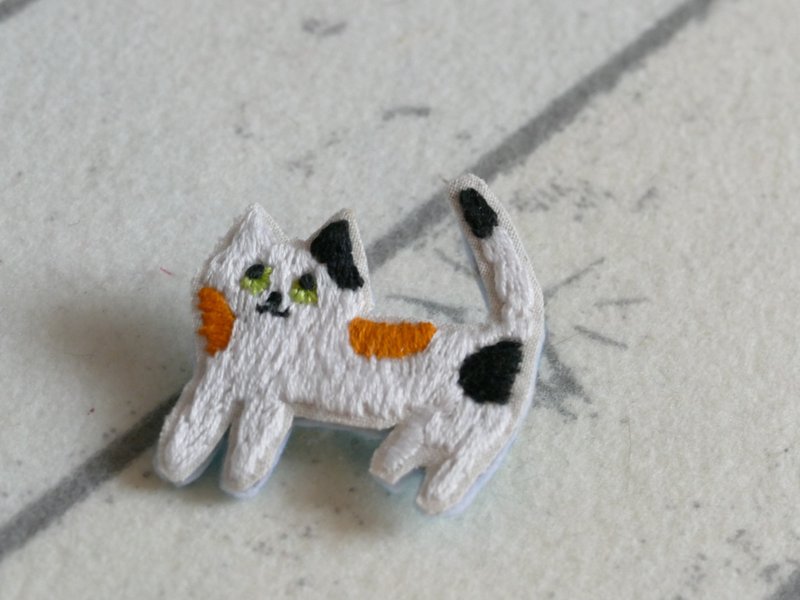 Embroidered brooch cat calico cat - 胸针 - 棉．麻 橘色