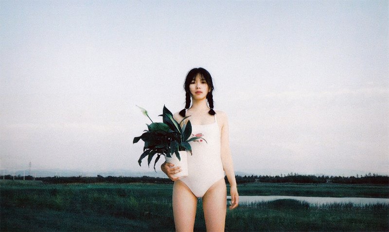 米白色珠光 刺繡小魚纯色連身泳衣 - 女装泳衣/比基尼 - 其他材质 白色