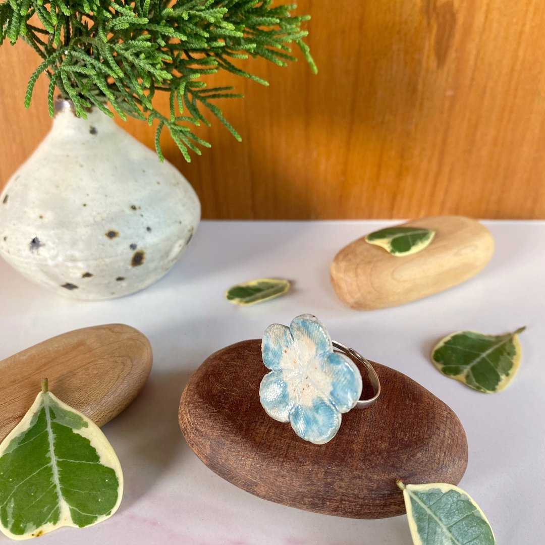 花朵戒指 (款式12) / ceramic ring / handmade - 戒指 - 陶 白色