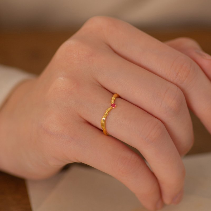 红宝石18K曲线戒指 罗马柱风格 - 戒指 - 宝石 红色