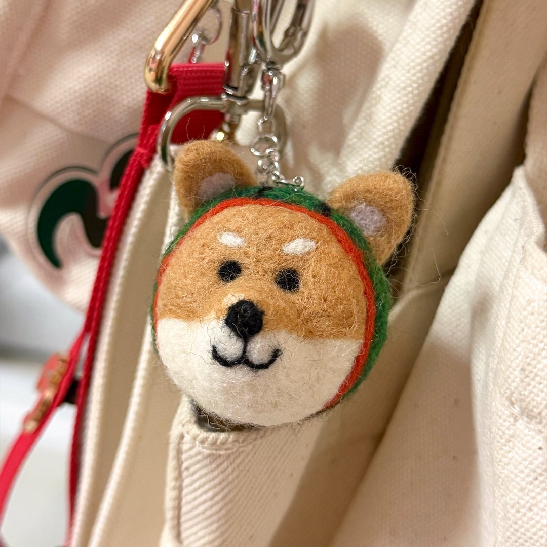 戴着西瓜帽的狗狗羊毛毡钥匙圈 柴犬・黑柴・贵宾犬 - 钥匙链/钥匙包 - 羊毛 多色