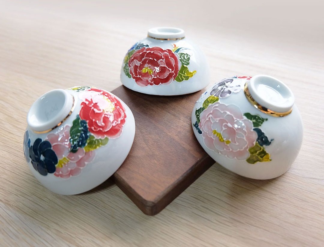 手工烧制。浮雕牡丹手绘茶杯三入组。礼物 - 茶具/茶杯 - 瓷 