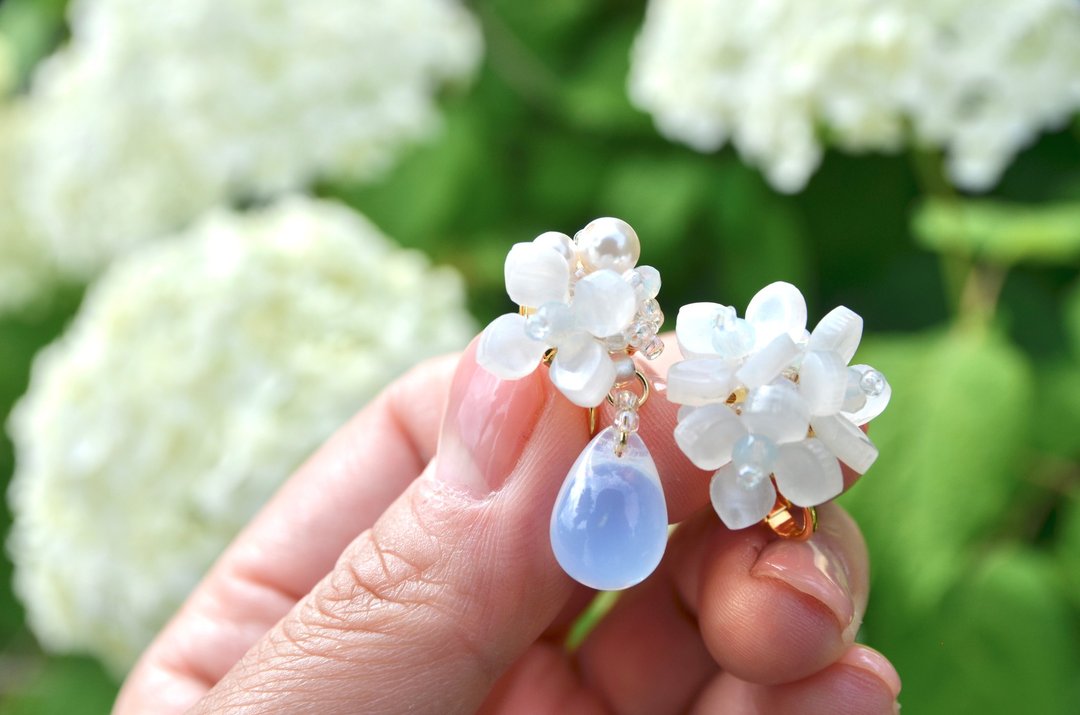[Annabel White] Hydrangea earrings - 耳环/耳夹 - 塑料 白色