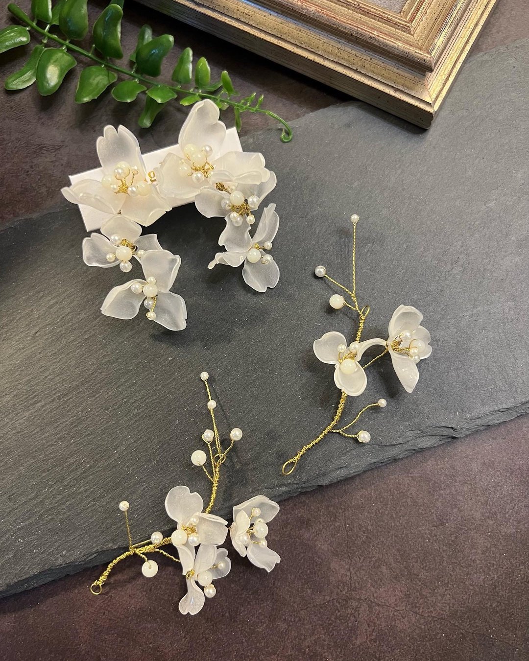 冒牌老板娘 Kingboss塑片白色波浪花头饰+耳环组-手作新娘饰品 - 发饰 - 其他金属 白色