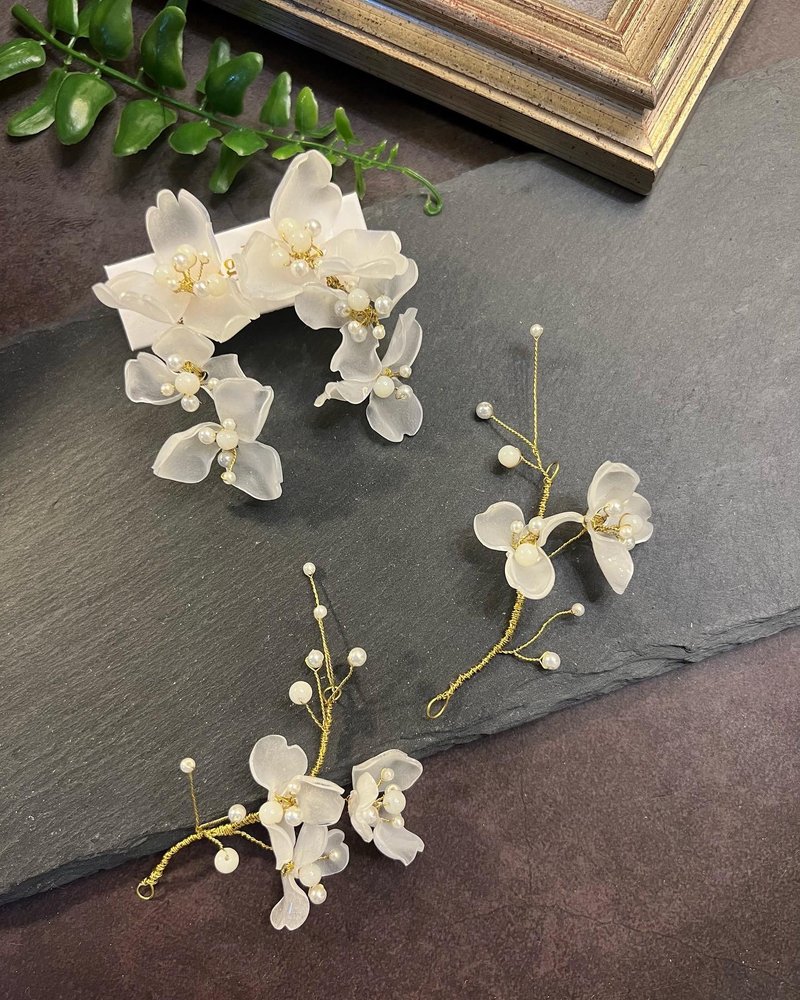 冒牌老板娘 Kingboss塑片白色波浪花头饰+耳环组-手作新娘饰品 - 发饰 - 其他金属 白色