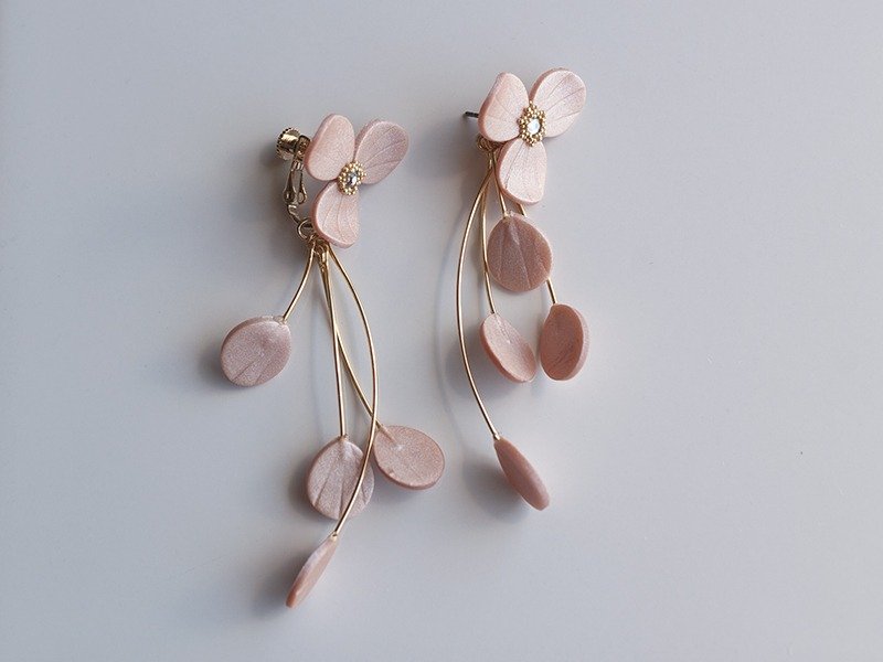 Flower Earrings / Earrings (Beige) - 耳环/耳夹 - 粘土 卡其色
