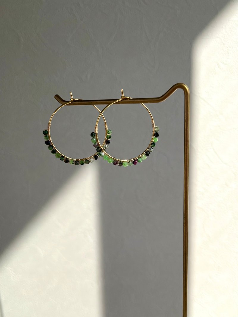 在 Zoisite Hoop 中放松绿/红宝石 - 耳环/耳夹 - 半宝石 绿色