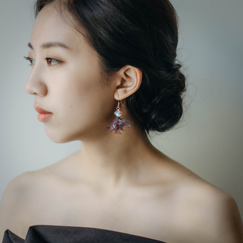 Vicky 炫彩双色纱花月闪石垂坠短耳环 - 耳环/耳夹 - 其他材质 多色