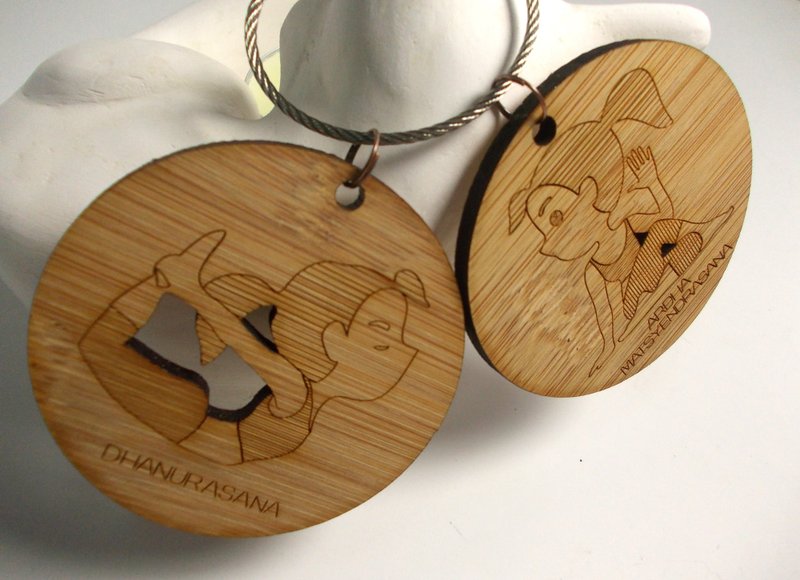 情人节礼物/瑜珈吊饰2个一组-Yoga/交换礼物/圣诞礼物 - 钥匙链/钥匙包 - 木头 咖啡色