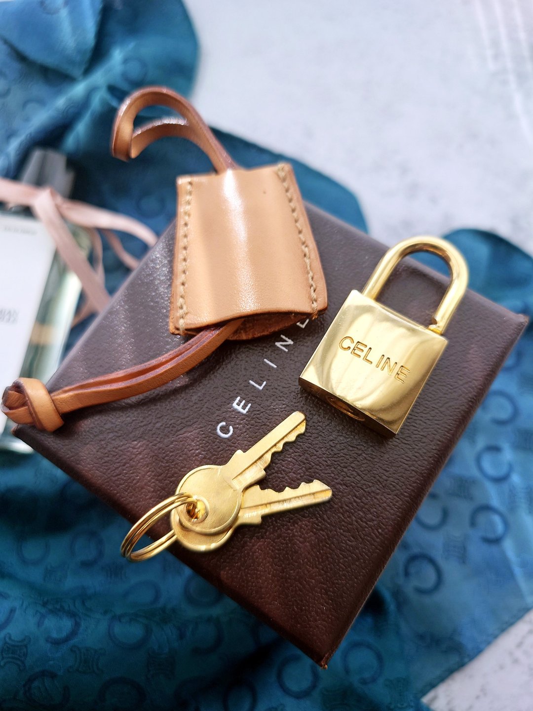 中古美品 真CELINE 蜜糖皮套金属锁头 包包挂饰挂件 锁匙扣钥匙圈 - 钥匙链/钥匙包 - 铝合金 金色