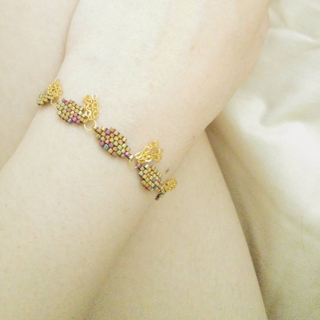 Bohemian Gold Bracelet, Beaded Gold Bracelet, Gold Tassel Bracelet, Chain Tassel Bracelet, Boho Luxe, Exotic, OOAK - 手链/手环 - 玻璃 金色