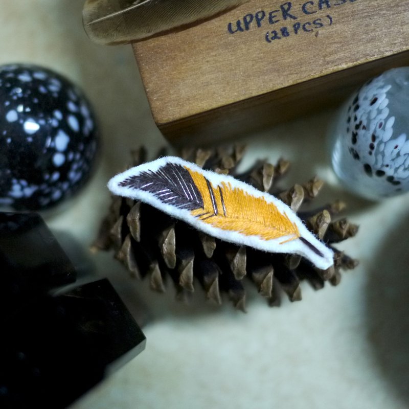 【黄丹色羽毛】手工刺绣/胸针别针/手作 - 胸针 - 绣线 橘色