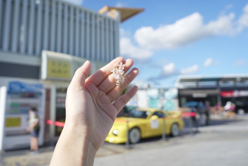 透白小花星切月亮石耳环 - 耳环/耳夹 - 水晶 金色