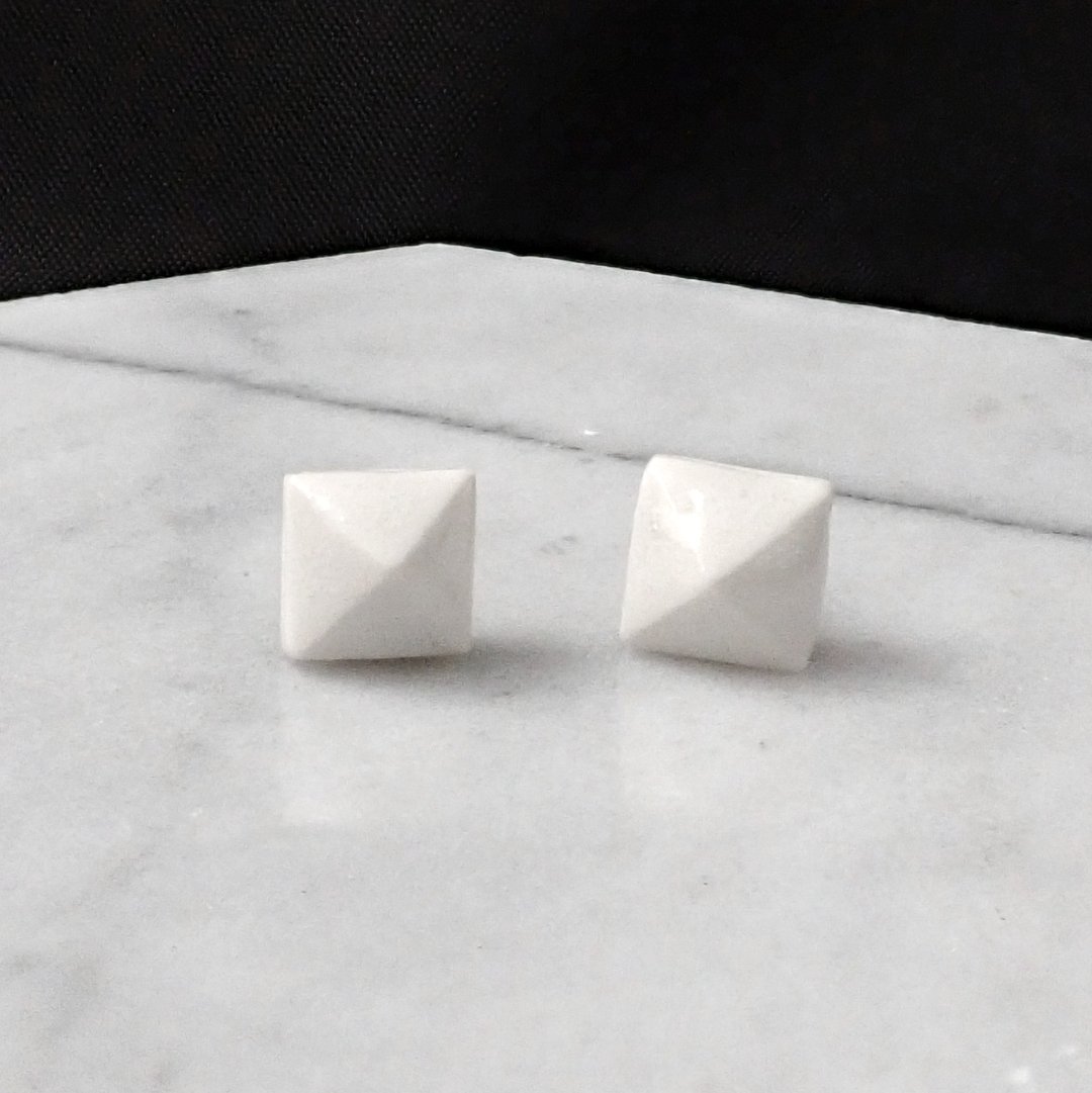 疯狂几何 | 6.5mm透明釉白陶瓷金字塔铆钉白系耳针耳环 - 耳环/耳夹 - 瓷 白色