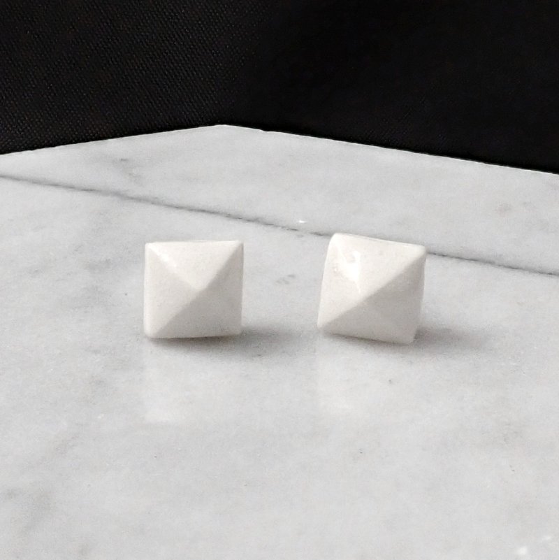 疯狂几何 | 6.5mm透明釉白陶瓷金字塔铆钉白系耳针耳环 - 耳环/耳夹 - 瓷 白色