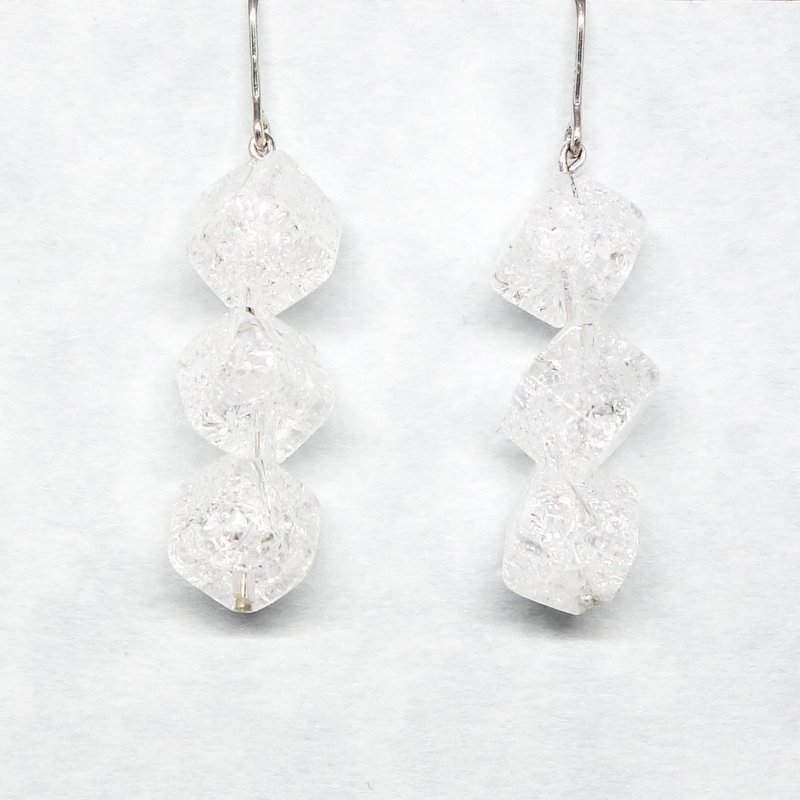 3 crystal cube earrings【Pio by Parakee】自然水晶耳環 - 耳环/耳夹 - 宝石 白色