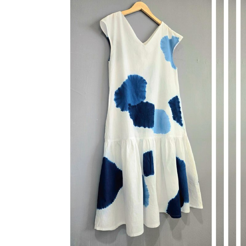 蓝染-反帽子绞 V领低腰洋装 - 洋装/连衣裙 - 棉．麻 蓝色