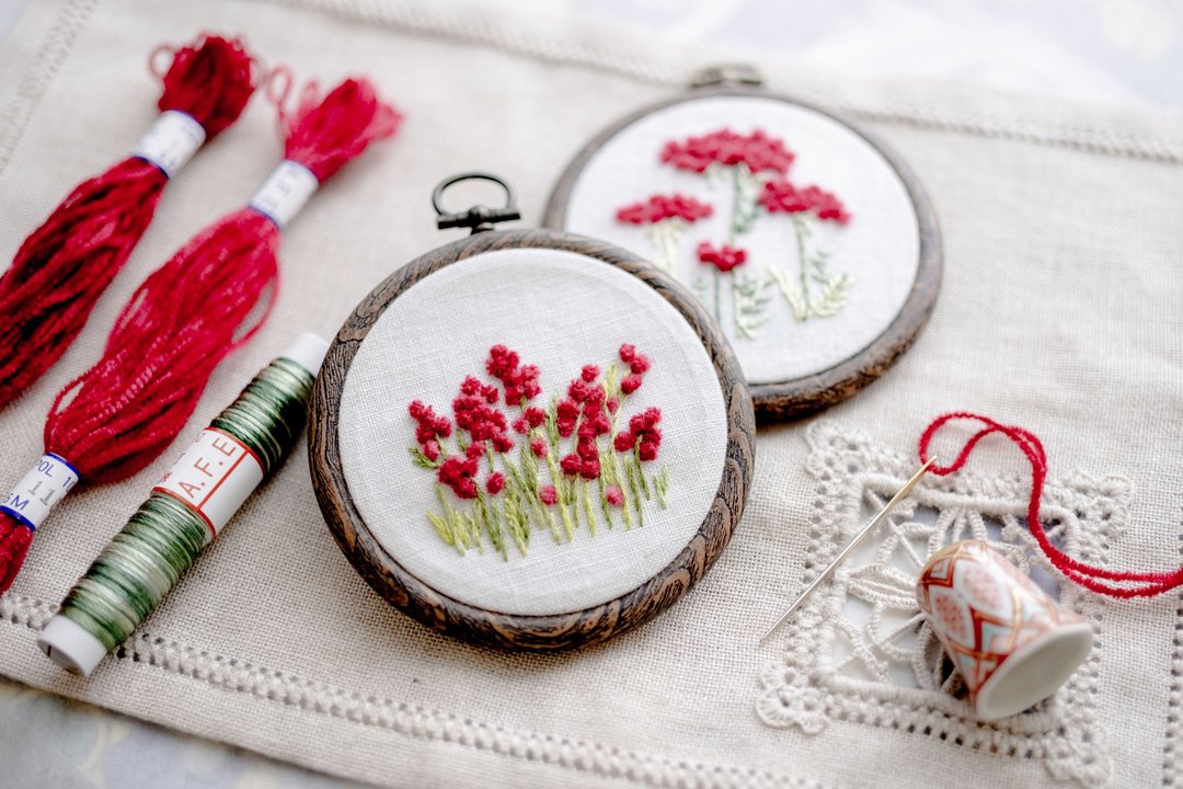 Red clover flower embroidery production kit Safe for beginners Flower embroidery series that can be easily embroidered with original molding thread - 编织/刺绣/羊毛毡/裁缝 - 绣线 红色