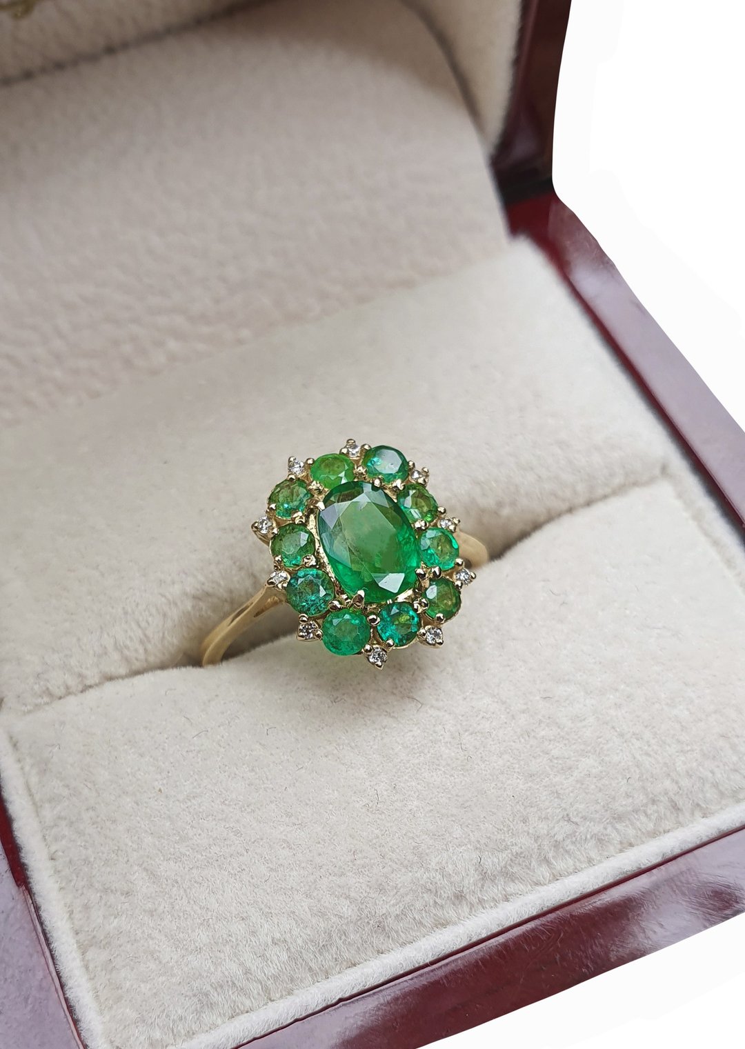 Beautiful 14k gold ring with central emerald and side emeralds and diamonds. - 戒指 - 贵金属 金色