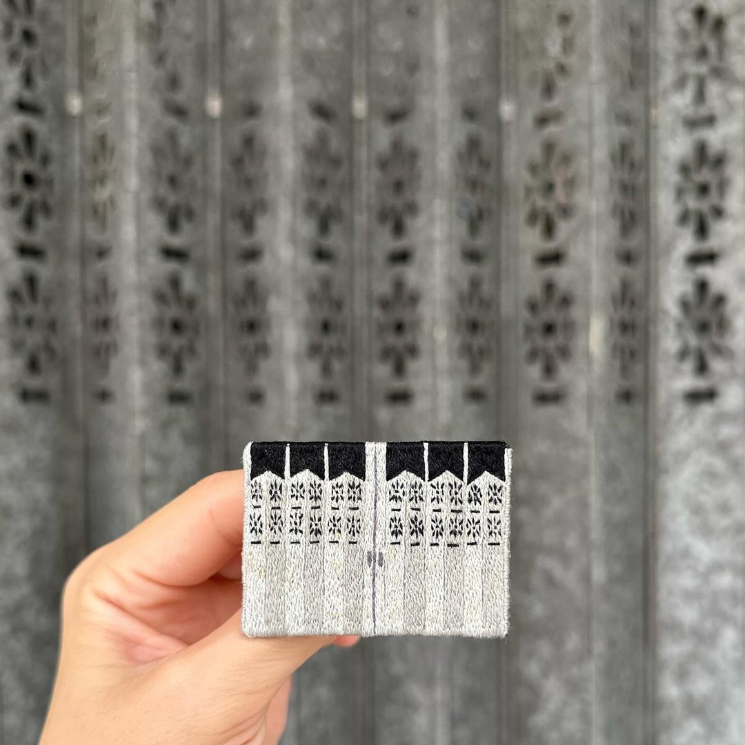 香港通花铁闸刺绣扣针/胸针 | 全人手刺绣 - 胸针 - 绣线 灰色