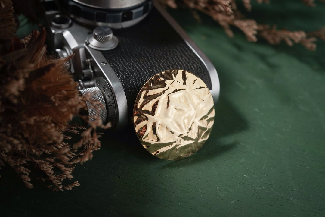 【古董饰品/西洋老件】VINTAGE金色压纹圆形古着简约丝巾夹 - 胸针 - 其他金属 金色