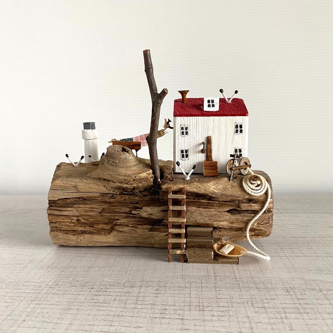 Driftwood Interior - Sound of the Sea and Seagulls - W365 - Cliff - White Wall - Red Roof - 摆饰 - 木头 